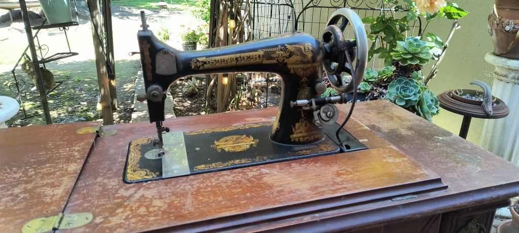 Antique 1901 Sphinx Singer Sewing Machine 