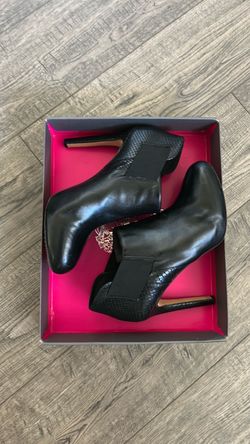Vince camuto size 8 .5 boots platform