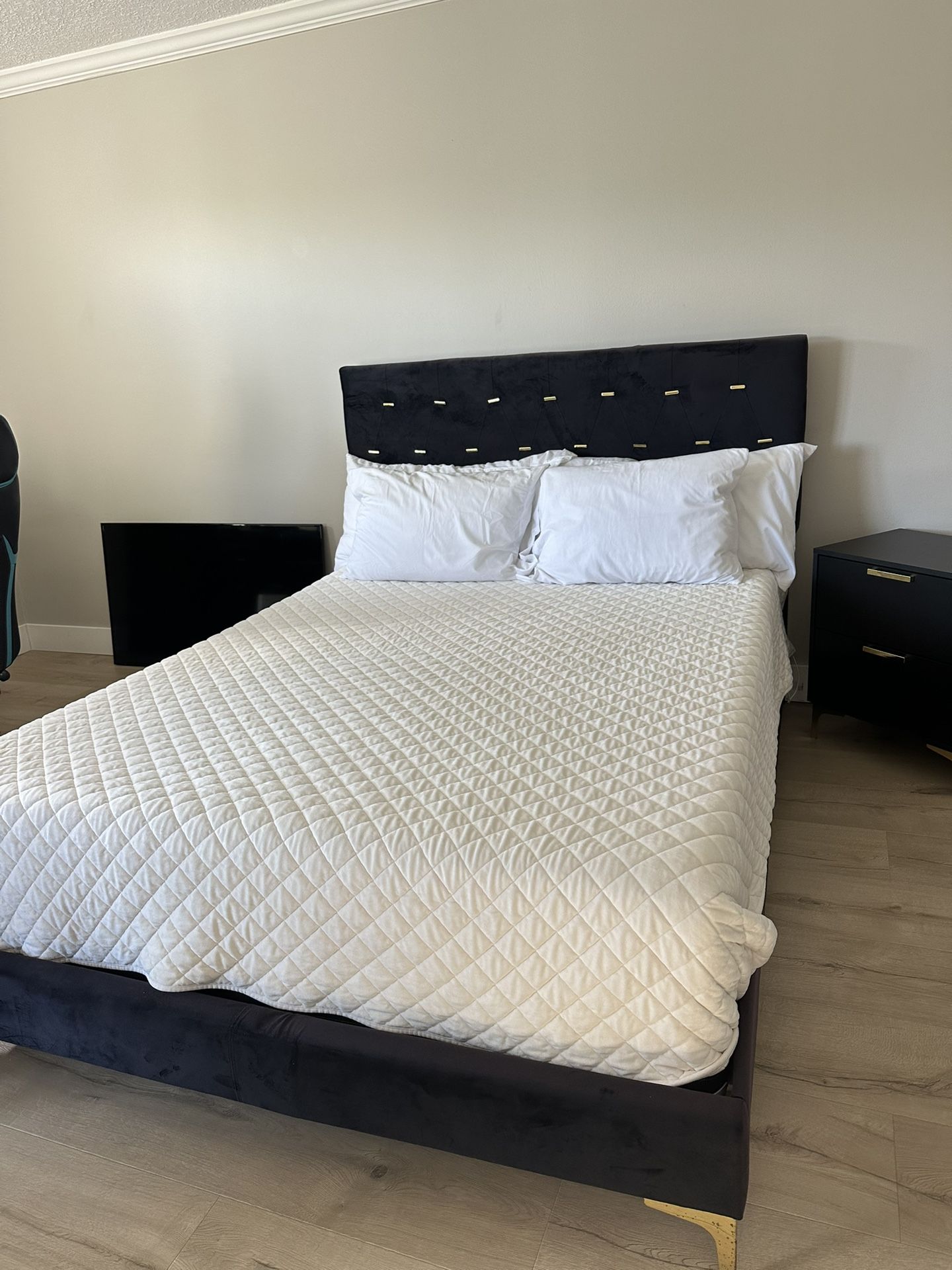 QUEEN BEDFRAME PLUS BOX SPRING 