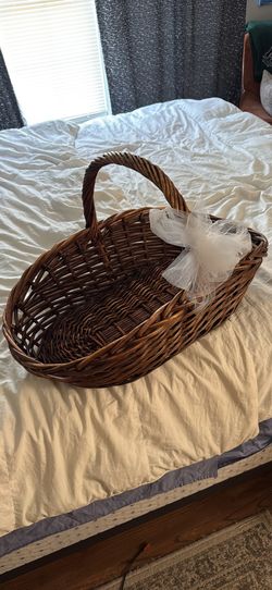 Empty gift basket 