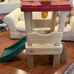 Step 2 Naturally Playful Lookout Treehouse