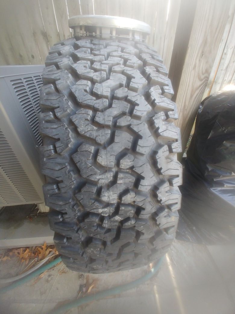Hummer h2 2008 spare tire.