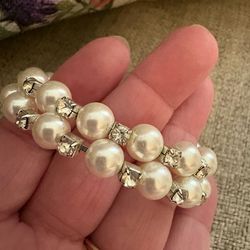 Costume jewelry pearl bracelet