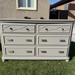 Grey bet set size -FULL, with large dresser & night stand