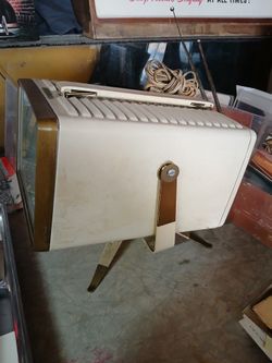 Small vintage RCA Victor.\nT v