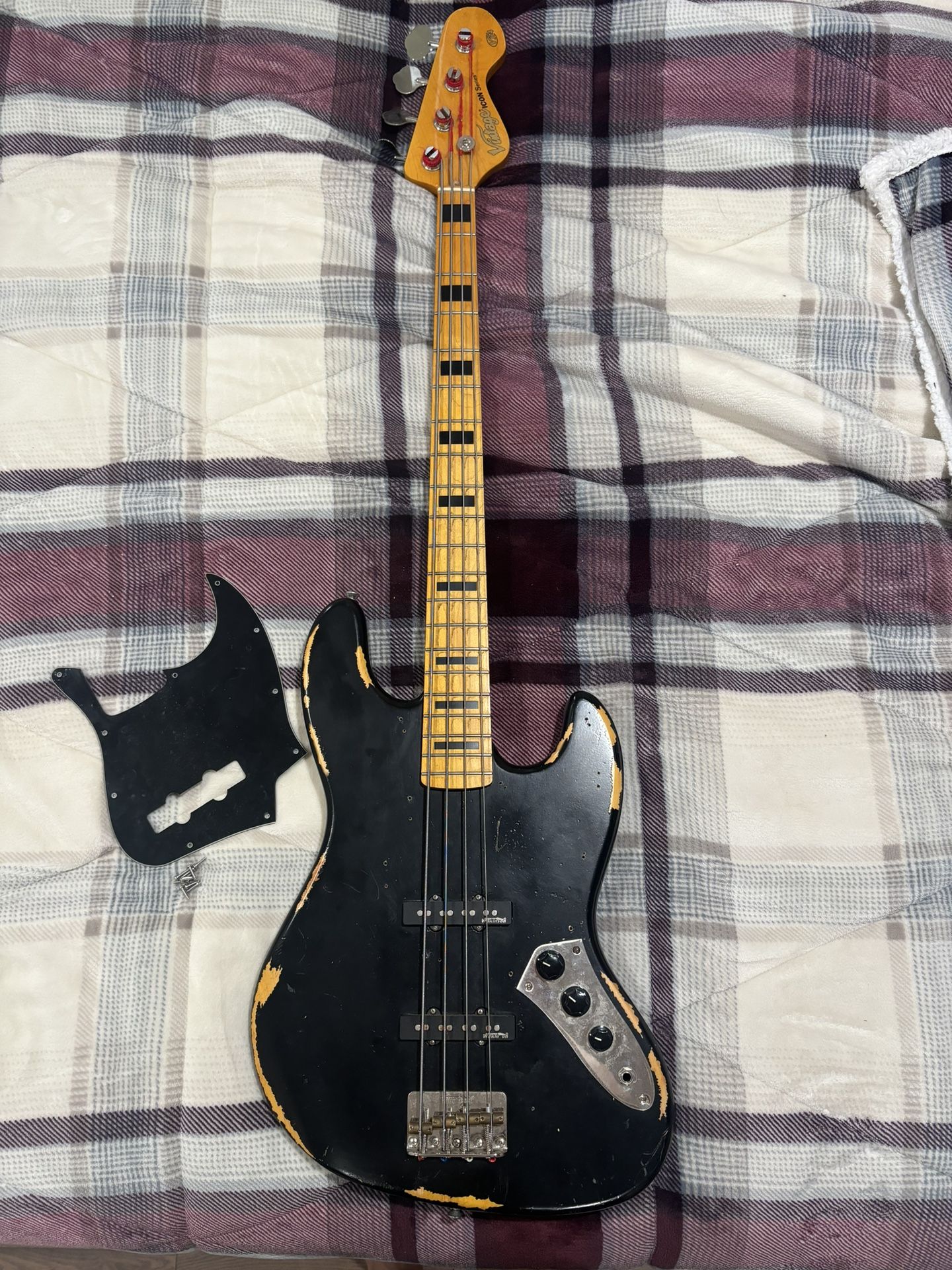 Vintage Icon Series Jazz Bass - VJ74 Distressed Black