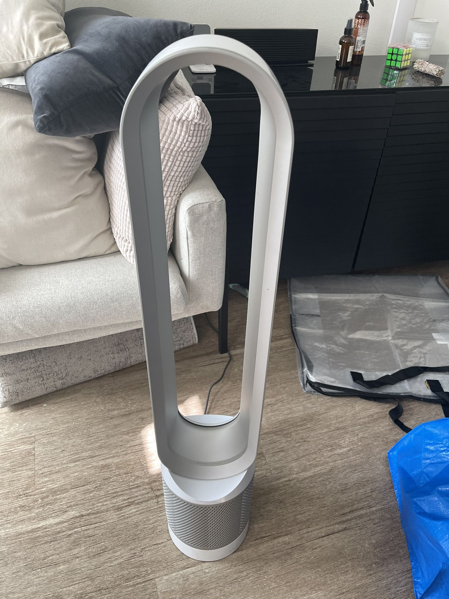 Dyson Air Multiplier With Remote. White/silver