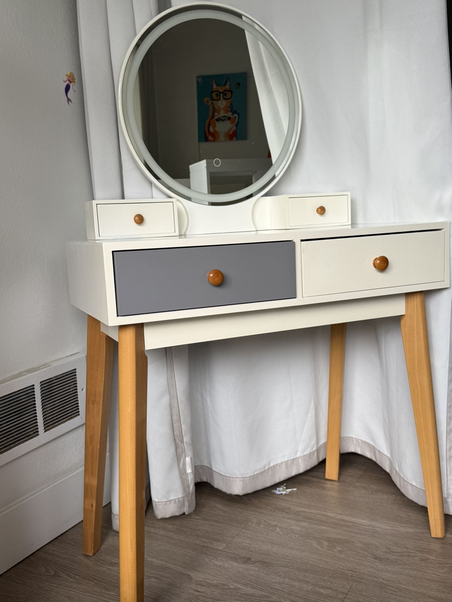 dressing table with mirror and lighting