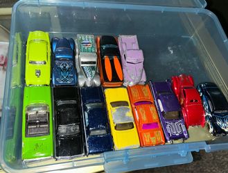 Hot Wheels 13 in all