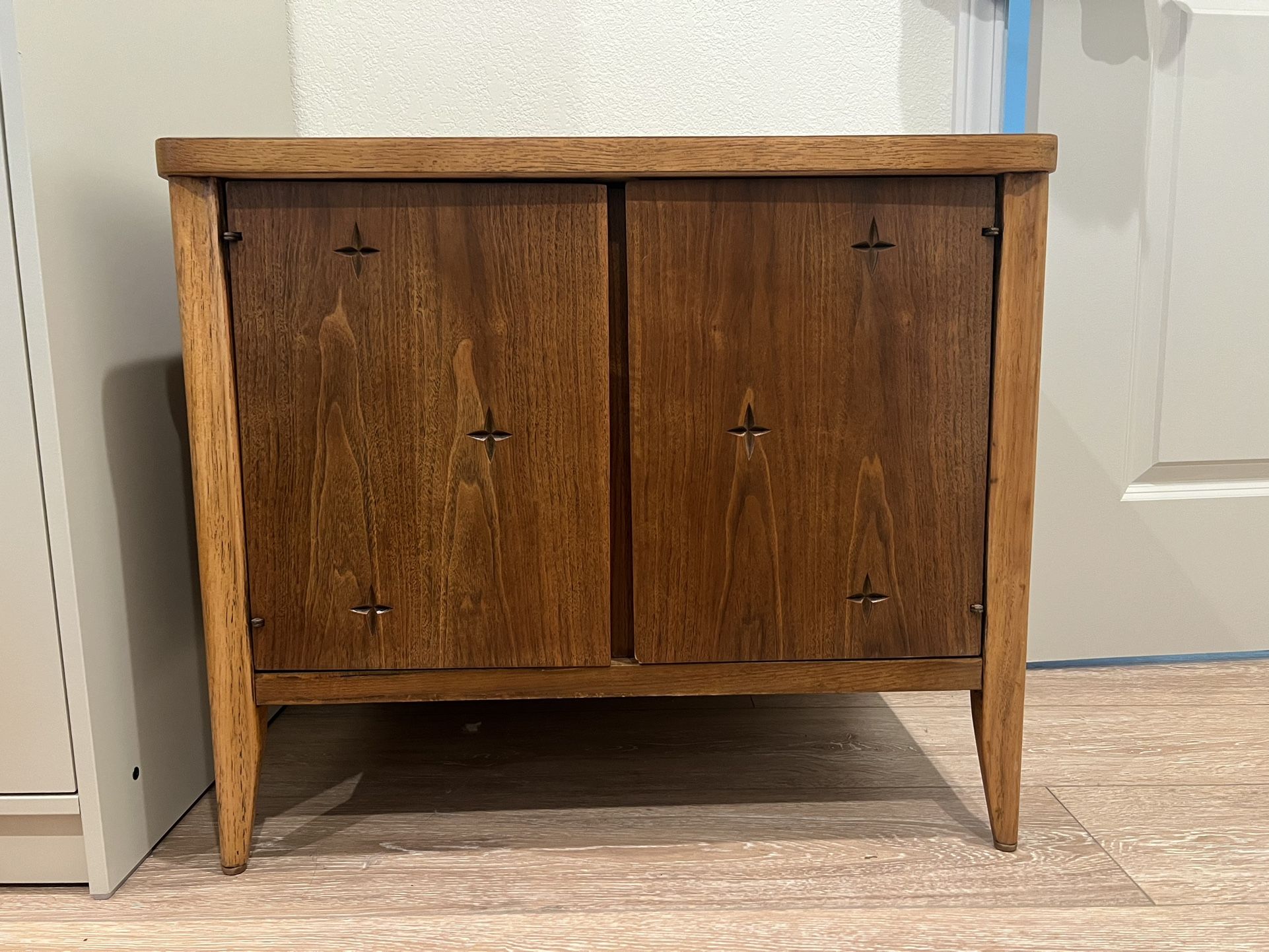 Broyhill Saga Nightstand / Side Table