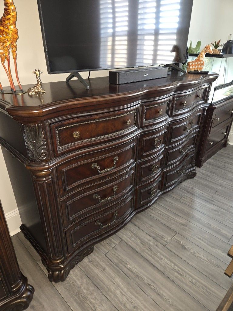 Gorgeous Bedroom Set With Tempur-Pedic Mattress