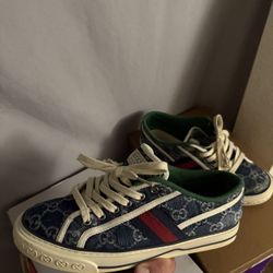 Low top Gucci Blue Sz 9