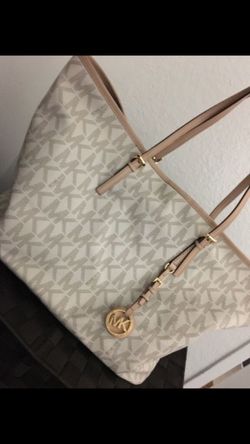 Beige Michael Kors handbag.. Still in very good condition asking for $100