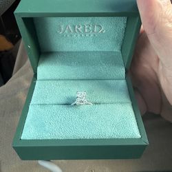Engagement ring 2K emerald cut