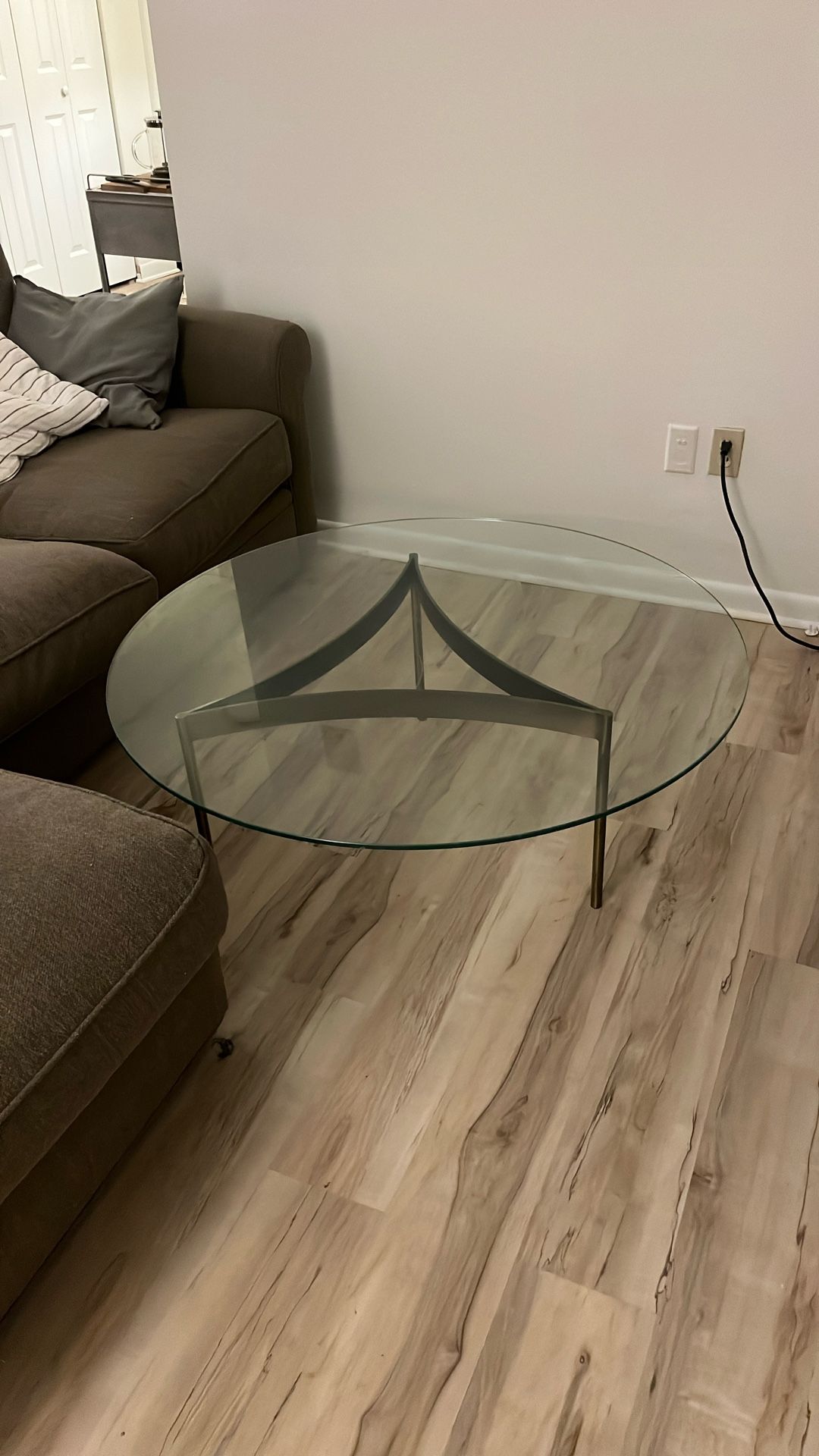 Modern Round Glass Coffee Table – Sleek Metal Base – Excellent Condition