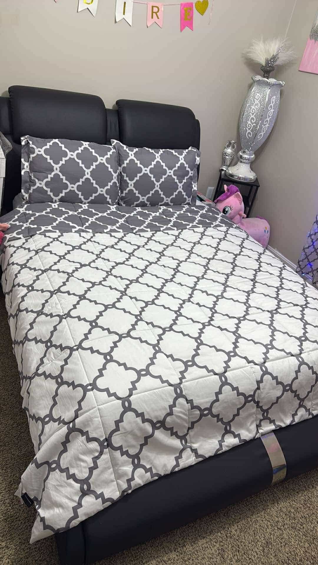 Queen Frame & Mattress & 2 Night Stands 