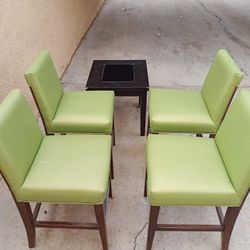 4 Kitchen Seats & Table 
