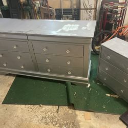 Dresser/nightstand Set 
