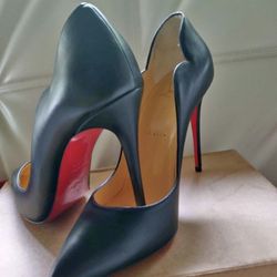 GORGEOUS Authentic Christian Louboutin Hot Chick Pumps 