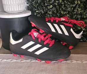 Kids soccer shoes