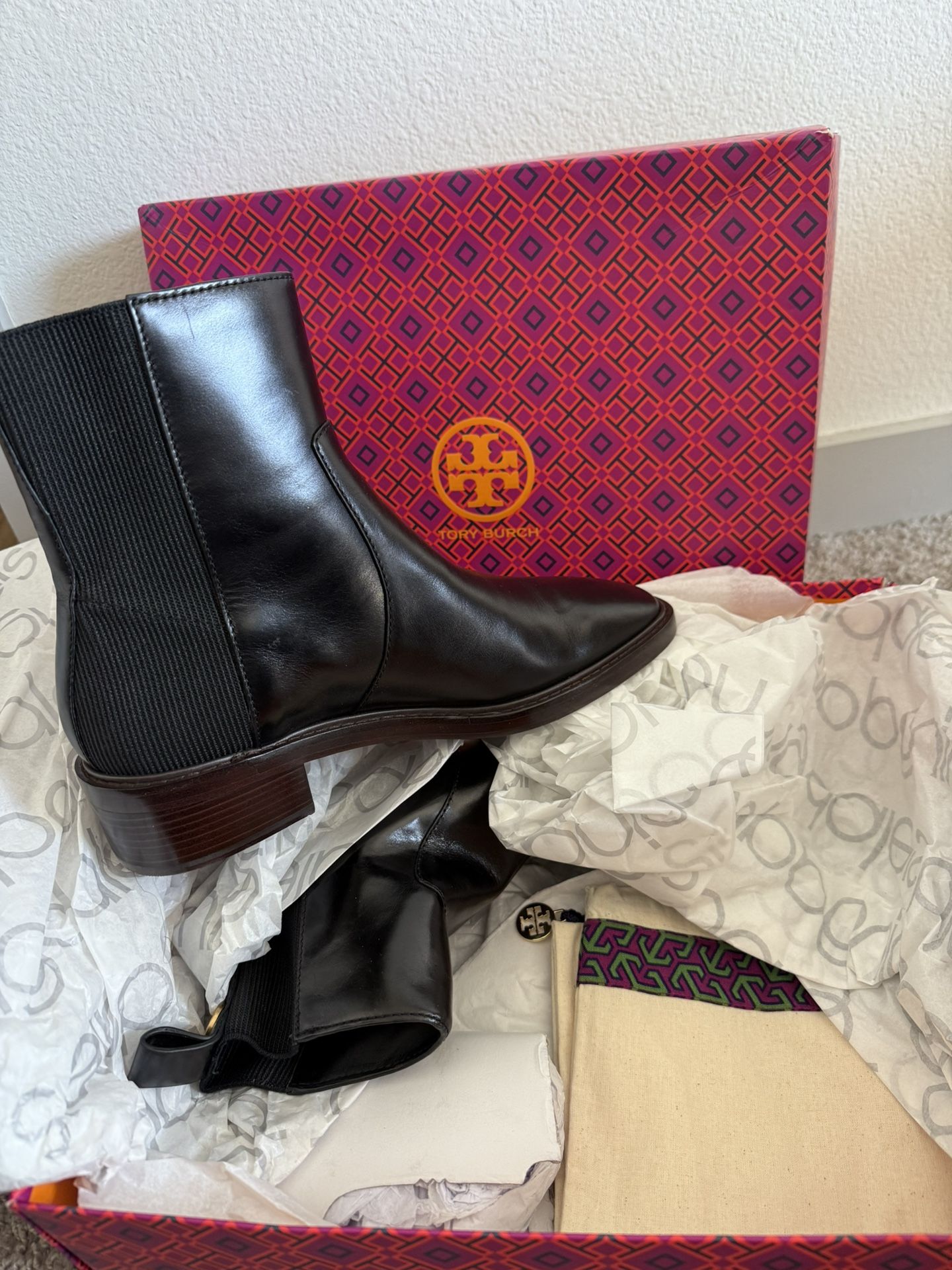 TORY BURCH LEATHER BOOTS (NEVER WORN)