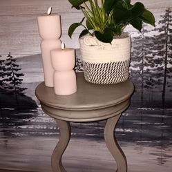 Farmhouse Wood End Table with Curved Legs