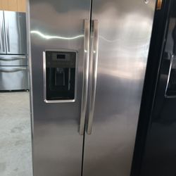 G/E Side By Side Refrigerator Stainless Steel Everything Works Good 👍