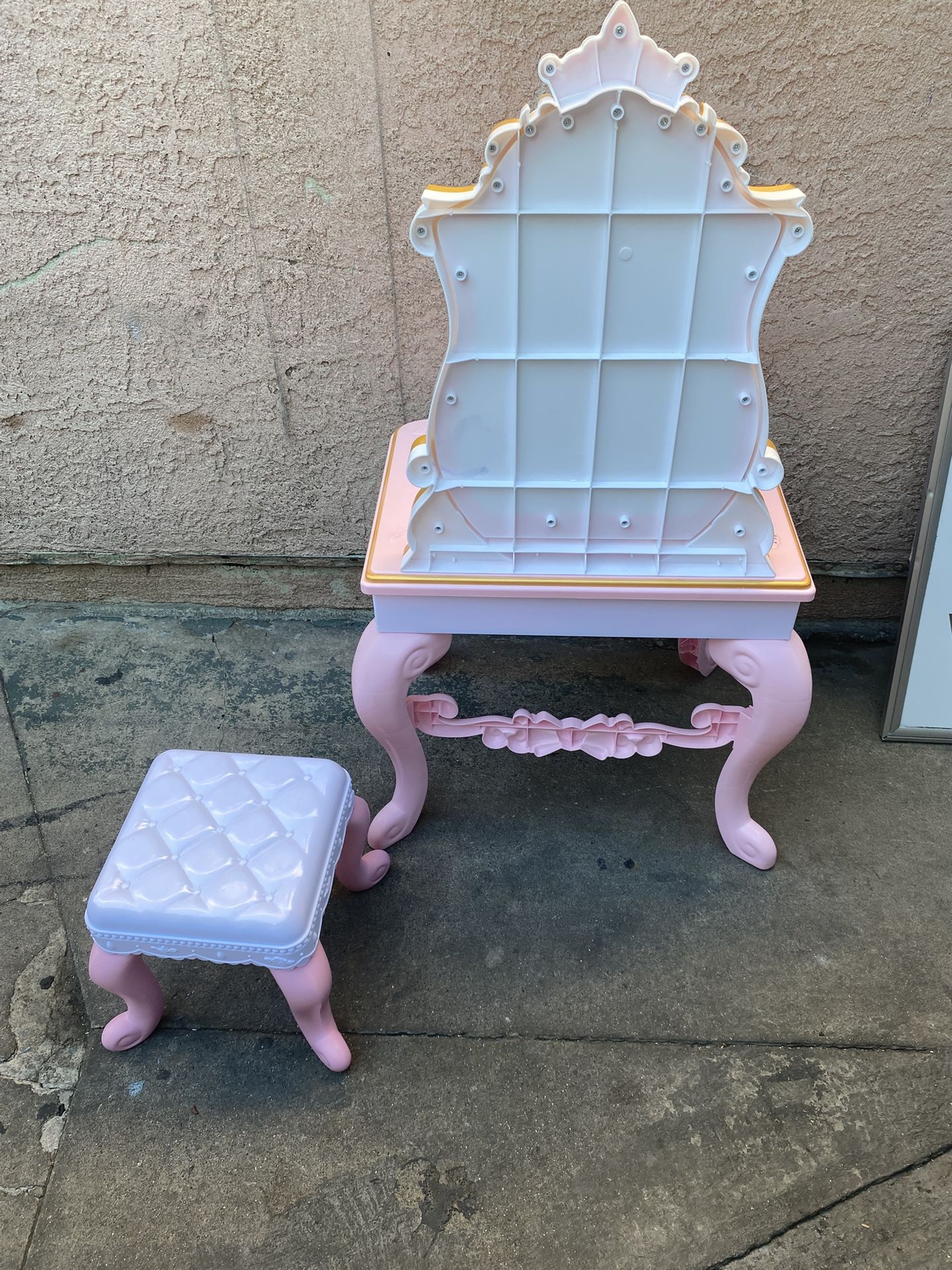 Kids Vanity And Chair Set