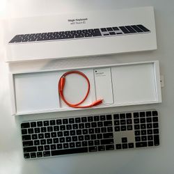 Magic Keyboard with Touch ID and Numeric Keypad for Mac models with Apple silicon Lightning Cable (USB–C) - US English - Black Keys