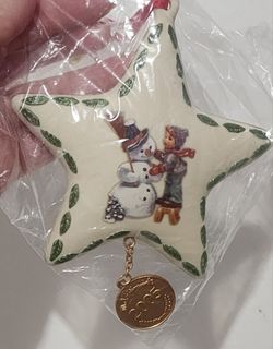 The Danbury Mint BNIP '05 Making New Friends Xmas Ornament