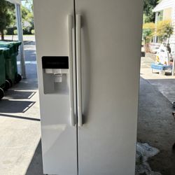 Amana 21.4-cu ft Side-by-Side Refrigerator with Ice Maker ,Water and Ice Dispenser ( White )
