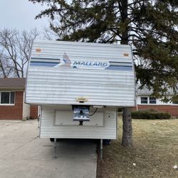 1999 mallard by fleetwood 5th wheel camper, 25 ft. In  good condition. Absolutely everything works great no water damage no leaks no soft floors heat 
