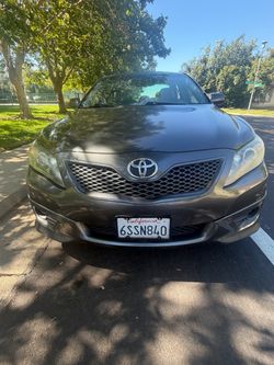 2011 toyota camry LE   Clean title