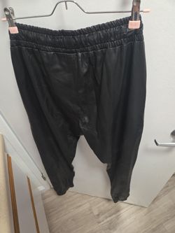 En noir leather pants