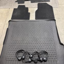 Honda Pilot  Floor Mats And 4 Wireless Headsets Fit 2009 - 2015