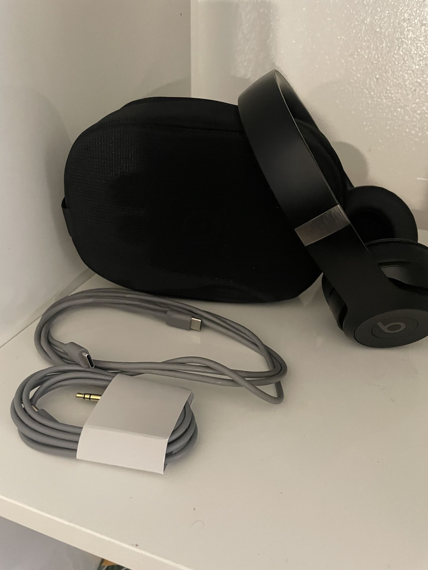 Beats Solo 4 Wireless On-Ear Headphones Matte Black with Case and Cables