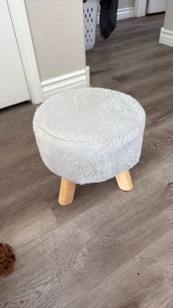 Round Fluffy Footstool with Wooden Legs