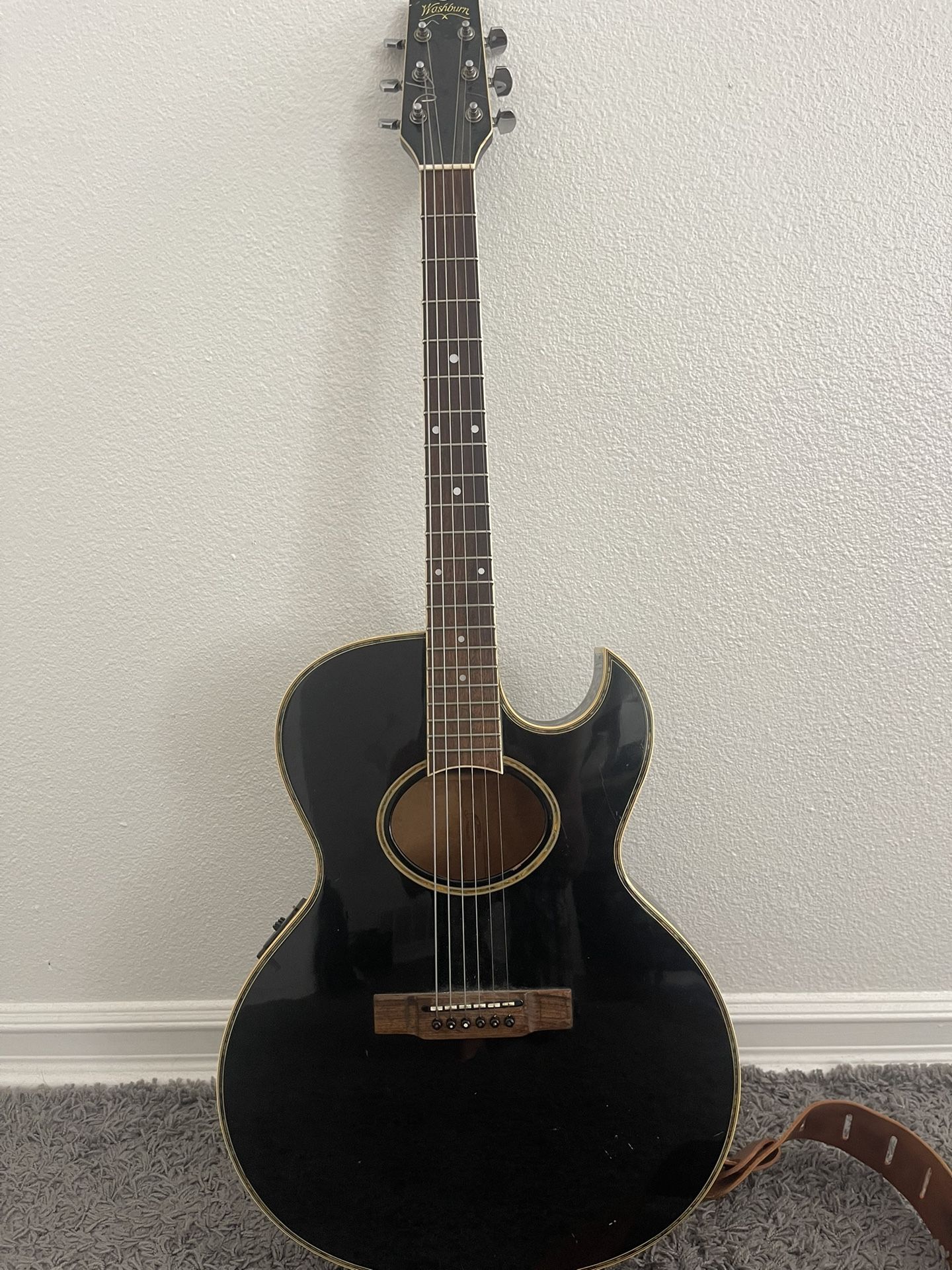 Acoustic Washburn guitar (with Case)