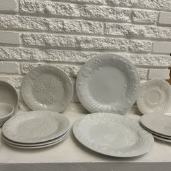 Gibson dishwasher and microwave 2 dinner plates ,4 salad plates, 2 bowls and 4 small plates