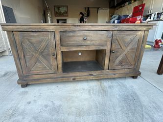New Beautiful Wooden Stand . 150 Gallon Fishtank