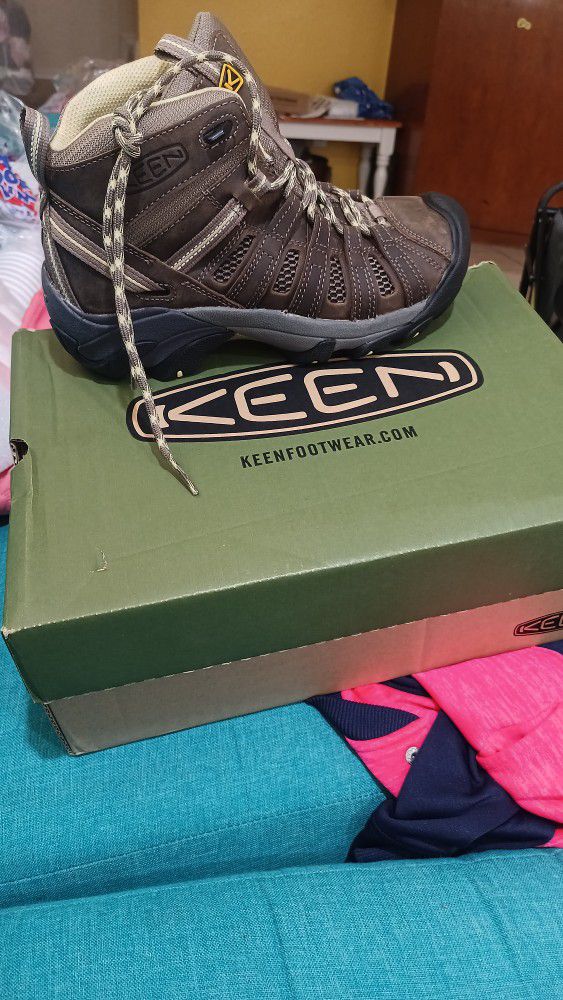 Keen Women Boots Size 8.5