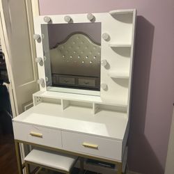 ✨ Vanity for Sale – With Chair Included ✨