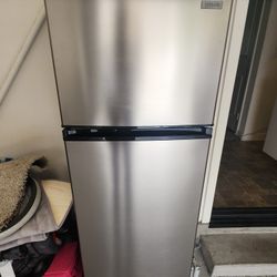 Vissani
7.1 cu. ft. Top Freezer Refrigerator in Stainless Steel Look