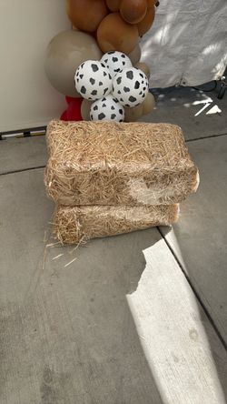 Straw bale decor