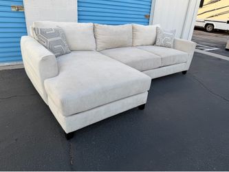 Light Gray Sofa Chaise Couch 🚛🚚 Free Delivery 🚛🚚