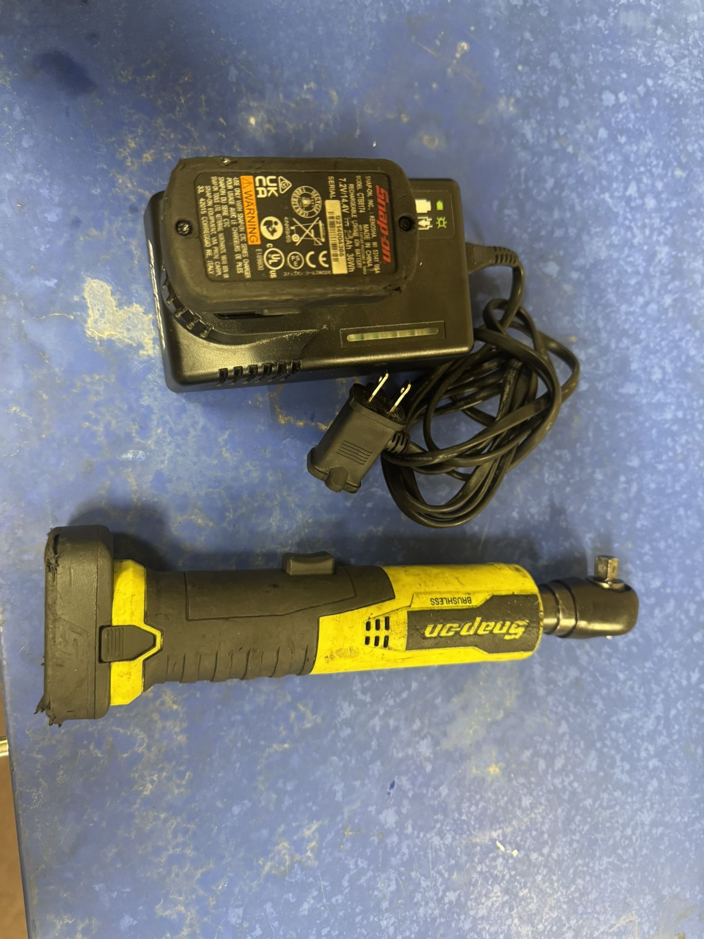 14.4 V 3/8" Drive MicroLithium High-Torque Cordless Ratchet Kit (Hi-Viz)