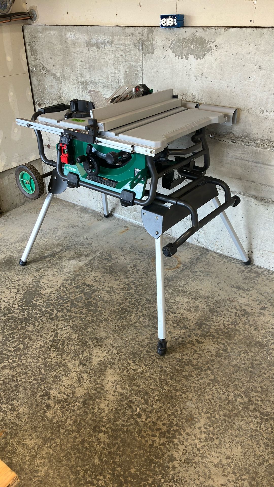 Hitachi 10inch Table Saw.