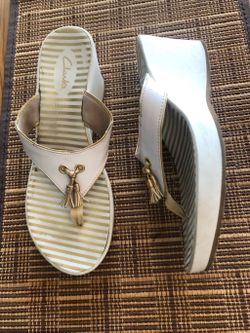 Ladies CLARK'S white wedge thongs - size 8M