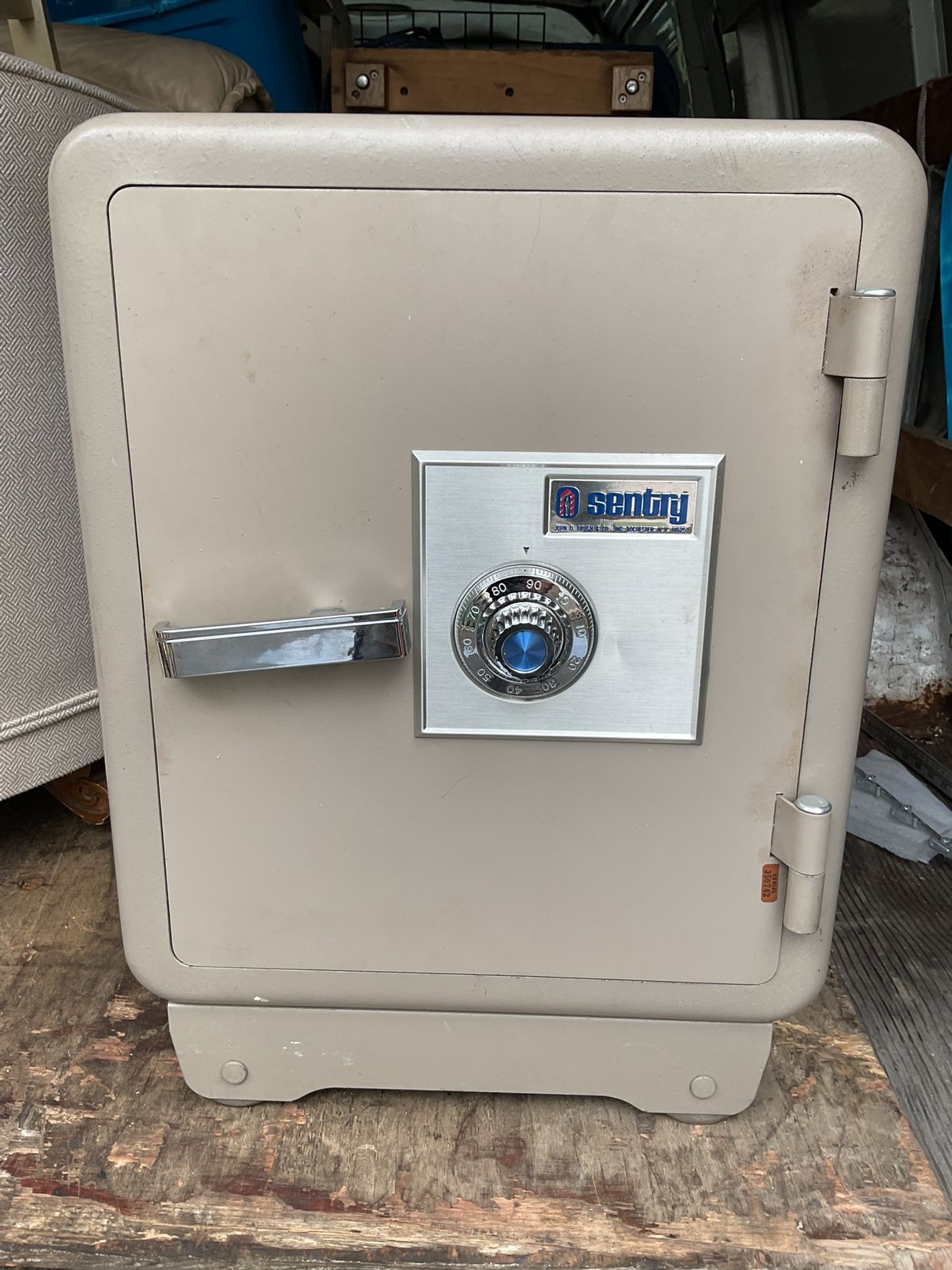 SENTRY SAFE ON WHEELS