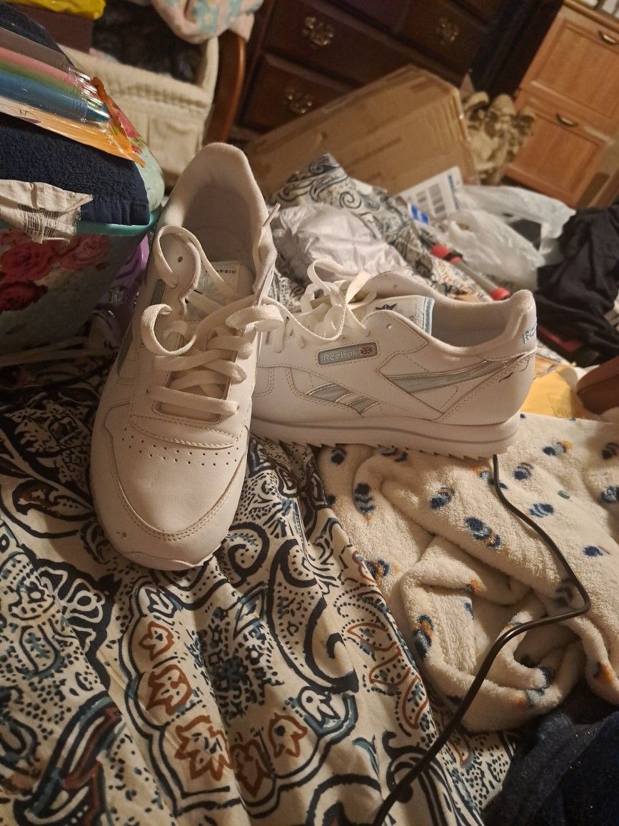 New REEBOK classics...size 8...15.00